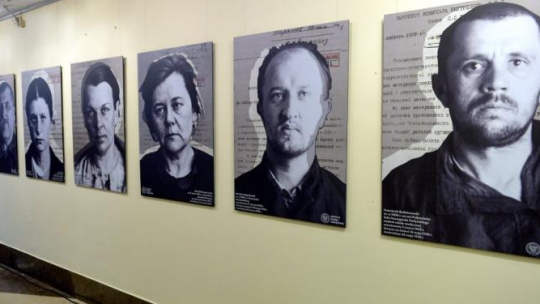 Wystawa "Operacja antypolska NKWD" w gmachu Poczty Polskiej w Warszawie. Fot. PAP/M. Obara 