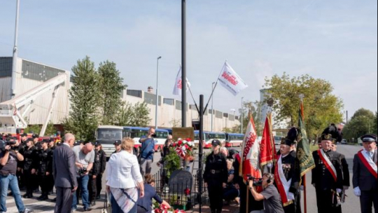 Obchody 37. rocznicy podpisania Porozumienia Katowickiego - uroczystość przed krzyżem na terenie Huty Katowice w Dąbrowie Górniczej. Fot. PAP/A. Grygiel 