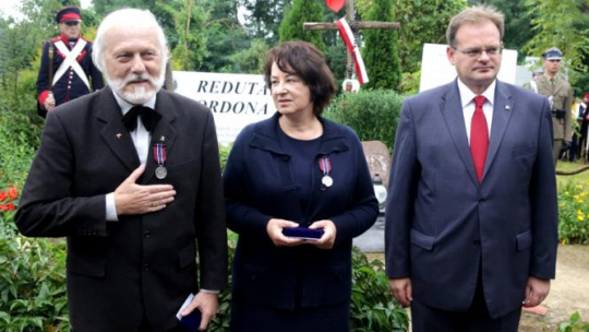 P.o. Szefa Urzędu do Spraw Kombatantów i Osób Represjonowanych Jan Józef Kasprzyk oraz odznaczeni Artur Nadolski i Hanna Pilcicka-Ciura, podczas uroczystości upamiętniających 186. rocznicę obrony Reduty Ordona. Warszawa, 03.09.2017. Fot. PAP/T. Gzell