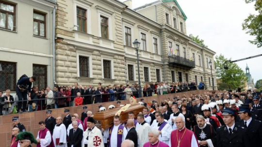 Uroczystości pogrzebowe biskupa Kazimierza Ryczana przy Bazylice Katedralnej w Kielcach. Fot. PAP/P. Polak 