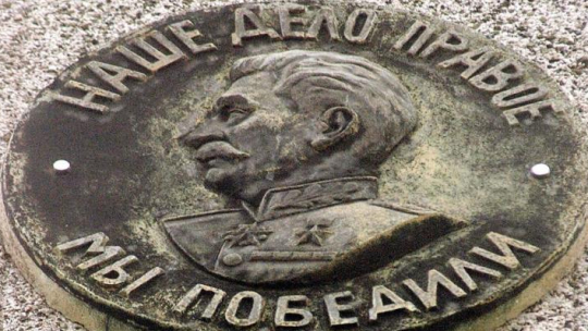 Pomnik Stargardzie Szczecińskim z wizerunkiem Józefa Stalina (zdemontowanym w 2006 r.). 2005 r. Fot.. PAP/J. Undro