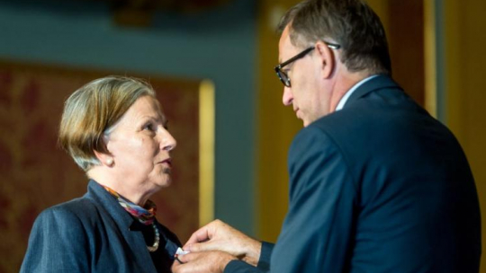 Prezes IPN dr Jarosław Szarek i Zofia Mężydło podczas uroczystości wręczenia Krzyży Wolności i Solidarności. Toruń, 08.09.2017. Fot. PAP/T. Żmijewski