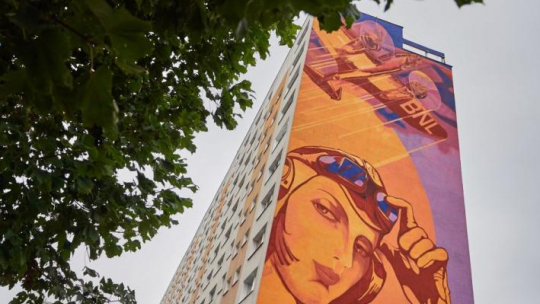 Inspirowany postacią polskiej malarki modernistycznej Tamary Łempickiej wielkoformatowy mural Rafała Roskowińskiego i Jacka Zdybla na gdańskim osiedlu Zaspa. Fot. PAP/A. Warżawa