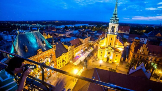 Panorama Torunia z wieży ratuszowej. Fot. PAP/T. Żmijewski 