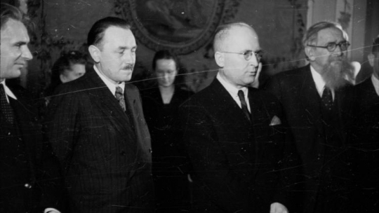 Od lewej: premier Tymczasowego Rządu Jedności Narodowej Edward Osóbka Morawski, prezydent Krajowej Rady Narodowej Bolesław Bierut, minister sprawiedliwości Henryk Świątkowski, wiceprezydent Krajowej Rady Narodowej (KRN) Stanisław Grabski. 1946 r. Fot. PAP/CAF/J. Baranowski