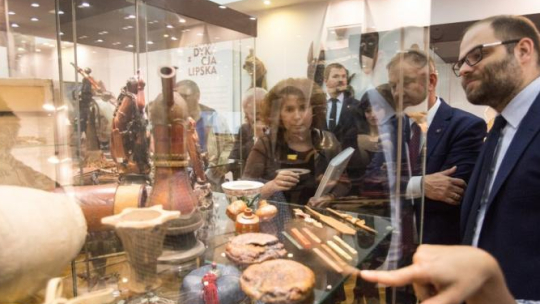 Wiceminister kultury i  Paweł Lewandowski (P) i wicewojewoda Karol Młynarczyk (2P) zwiedzają wystawę "Utracone - odzyskane. Ciąg dalszy..." w Muzeum Archeologicznym i Etnograficznym w Łodzi. Fot. PAP/M. Kliński 
