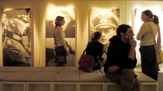 Zwiedzajacy wystawę "Zbrodnie Wehrmachtu". Fot. PAP/EPA