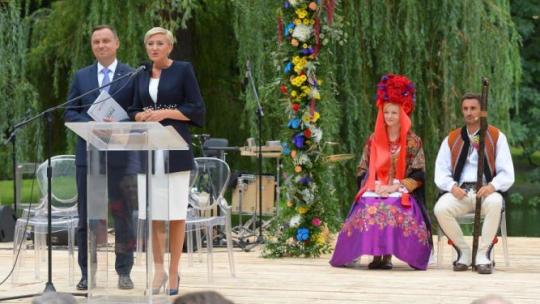 Prezydent Andrzej Duda z małżonką Agatą Kornhauser-Dudą podczas inauguracji Narodowego Czytania "Wesela" Stanisława Wyspiańskiego w Ogrodzie Saskim w Warszawie. Fot. PAP/S. Leszczyński 