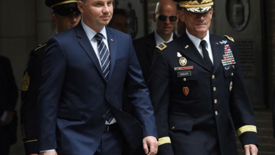 Prezydent Andrzej Duda podczas powitania przez rektora Akademii Wojskowej West Point gen. broni Roberta L. Caslena. 21.09.2017. Fot. PAP/R. Pietruszka 