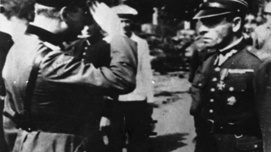Mjr Henryk Sucharski (z prawej) poddaje placówkę na Westerplatte. 7 września 1939 r. Fot. PAP/CAF/Reprodukcja