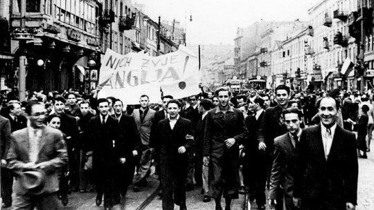 Manifestacja w Warszawie po ogłoszeniu wypowiedzenia wojny przez W. Brytanie i Francje 3 wtrześnia 1939 r.