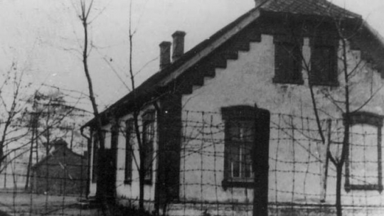 Budynek zamieszkiwany przez więźniarki funkcyjne i francuskie Żydówki, który był centrum masakry. Źródło: Wikipedia