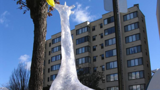 Jedna z instalacji przestrzennych Marka Jenkinsa. Źródło: Wikipedia