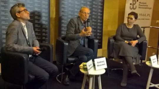 Dr hab. Marek Pacukiewicz (L), prof. Andrzej Mencwel (C) i dr dr Joanna Skolik podczas czwartkowej debaty w ramach Warszawskiego Festiwalu Conradowskiego. Fot. M. Szukała