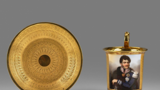 Filiżanka jasmin na lwich łapach, ze spodkiem, z portretem ks. Józefa Poniatowskiego, wg Józefa M. Grassiego, Cesarska Manufaktura Porcelany, ok. 1819, porcelana, farby naszkliwne, złocenia błyszczące i matowe, grawerowane. Źródło: Muzeum Narodowe w Warszawie