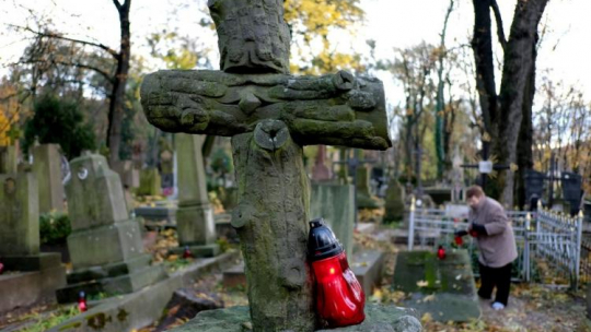 Cmentarz Łyczakowski we Lwowie - 11. edycja akcji "Światełko pamięci dla Cmentarza Łyczakowskiego". 01.11.2016. Fot. PAP/D. Delmanowicz 