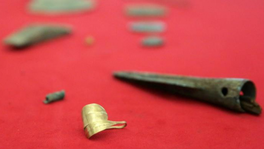 Przedmioty znalezione przez archeologów w okolicy Dobrego Miasta zaprezentowane w Muzeum Warmii i Mazur. Fot. PAP/T. Waszczuk 