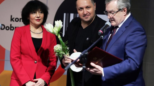 Wicepremier, minister kultury i dziedzictwa narodowego Piotr Gliński (P), prezes IWP Bożena Gargas oraz Albert Salamon, który odebrał nagrodę dla firmy TTMM za kolekcję aplikacji zegarkowych podczas gali wręczenia nagród „Dobry Wzór”. Fot. PAP/T. Gzell 