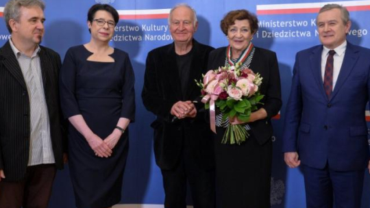 Minister kultury i dziedzictwa narodowego Piotr Gliński (P), wiceminister Wanda Zwinogrodzka (2L), aktorka Ewa Dałkowska (2P) i jej mąż Tomasz Miernowski (C) oraz krytyk teatralny Jan Bończa-Szabłowski (L) podczas uroczystości przyznania medalu „Zasłużony Kulturze Gloria Artis” Ewie Dałkowskiej. Fot. PAP/M. Obara 