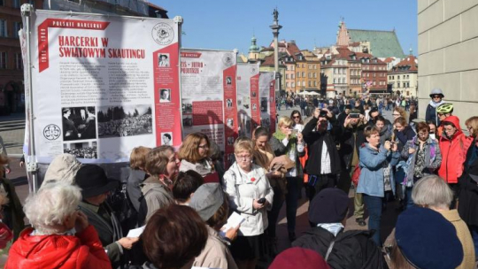 Otwarcie wystawy "Emancypantki czy siłaczki? Polskie harcerki w latach 1911-1949", zorganizowanej z okazji Światowych Dni Polskiej Harcerki na pl. Zamkowym w Warszawie. Fot. PAP/R. Pietruszka