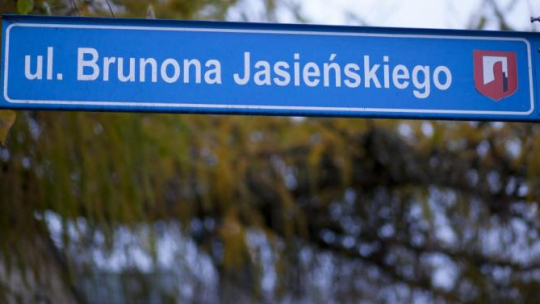 Tabliczka z nazwą ulicy Brunona Jasieńskiego w Klimontowie. 2013 r. Fot. PAP/M. Walczak 