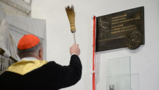 Uroczystość odsłonięcia tablicy pamiątkowej poświęconej Bohaterom Powstania Warszawskiego w Katedrze św. Jana Chrzciciela w Warszawie. Tablicę poświęcił metropolita warszawski kardynał Kazimierz Nycz. Fot. PAP/J. Turczyk 