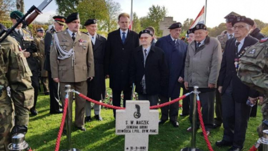 Weterani 1. Polskiej Dywizji Pancernej i szef Urzędu ds. Kombatantów i Osób Represjonowanych Jan Józef Kasprzyk przy grobie gen. Stanisława Maczka. Źródło: Źródło: Urząd ds. Kombatantów i Osób Represjonowanych