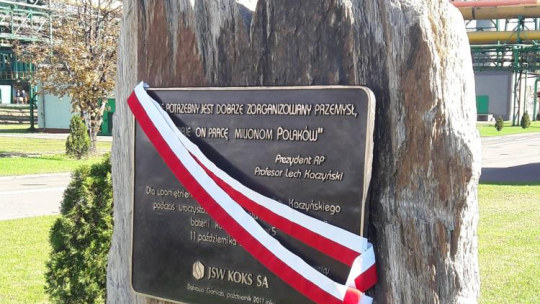 Tablica upamiętniająca L. Kaczyńskiego.