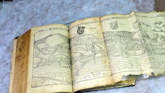Unikat bibliofilski, starodruk "Kosmografia" Sebastiana Münstera z 1567 roku. Fot. PAP/M. Bielecki