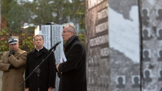 Wiceprezes IPN Krzysztof Szwagrzyk (3L) oraz biskup polowy Wojska Polskiego Józef Guzdek (2L) podczas uroczystego otwarcia wystawy „Kwatera Ł – panteon narodowy pod cmentarnym murem”. Fot. PAP/M. Obara 