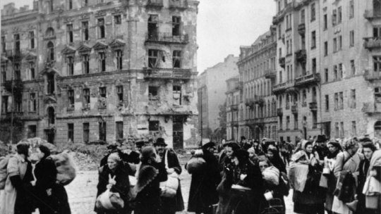 Warszawa, 10.1944 r. Ludność cywilna opuszcza Warszawę po ustaniu walk powstańczych. Fot. PAP/CAF 