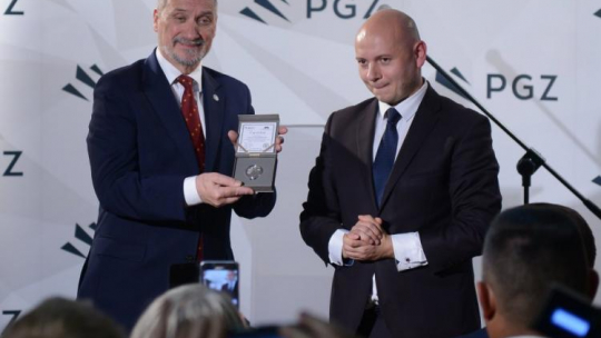 Minister obrony narodowej Antoni Macierewicz (L) i dyrektor Muzeum Henryka Sienkiewicza Maciej Cybulski podczas inauguracji działalności Fundacji Polskiej Grupy Zbrojeniowej - przekazania darowizny na zakup rękopisów kart "Potopu" dla Muzeum Henryka Sienkiewicza. Fot. PAP/J. Kamiński 