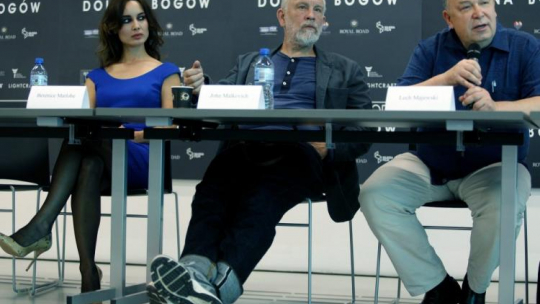 Katowice, 30.05.2016. (L-P) Francuska aktorka Berenice Marlohe, amerykański aktor John Malkovich i reżyser Lech Majewski na konferencji prasowej w trakcie prac nad nowym filmem Lecha Majewskiego "Dolina Bogów". Fot. PAP/A. Grygiel