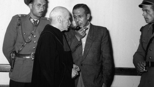 Proces Władysława Mazurkiewicza, wielokrotnego mordercy, który zabijał przez 12 lat, zwanego eleganckim mordercą, upiorem krakowskim, mordercą gentelmanem. Nz. obrońca adwokat Zygmunt Hofmokl-Ostrowski (L), Mazurkiewicz (P) podczas przerwy przed ogłoszeniem wyroku. Fot. PAP/CAF