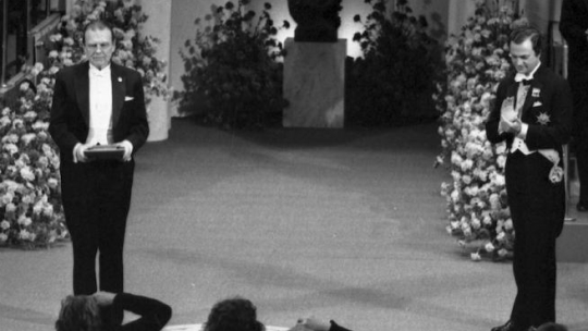 Szwecja, Sztokholm, 10.12.1980. Czesław Miłosz (L) podczas ceremonii wręczenia Nagrody Nobla w dziedzinie literatury. Fot. PAP/CAF
