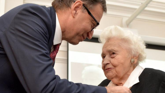 Prezes Instytutu Pamięci Narodowej dr Jarosław Szarek wręcza nagrodę honorową "Świadek Historii" Marii Mireckiej-Loryś (P) w Podkarpackim Urzędzie Wojewódzkim w Rzeszowie. Fot. PAP/D. Delmanowicz 