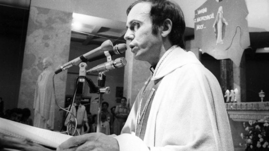 Ksiądz Jerzy Popiełuszko odprawia mszę świętą w intencji ojczyzny w kościele św. Stanisława Kostki. Warszawa 29.05.1983. Fot. PAP/G. Rogiński