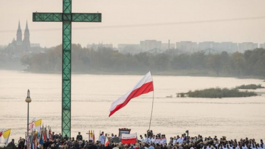 Uroczystości na włocławskiej tamie w przeddzień 33. rocznicy zabójstwa ks. Jerzego Popiełuszki. Fot. PAP/T. Żmijewski 