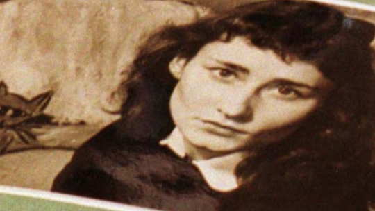 Fragment książki Haliny Poświatowskiej (na zdjęciu) „Ogień zielonych księżyców" na wystawie w  Muzeum Literackim im. H. Sienkiewicza w Poznaniu. 1999 r. Fot. PAP/R. Sikora
