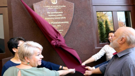 Odsłonięcie tablicy upamiętniającej Halinę Poświatowską na ścianie budynku siedziby Liceum im. Słowackiego w Częstochowie. Fot. PAP/W. Deska 