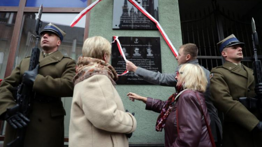 Wnuczka Janiny Englert, Hanna Budzisz (3P) podczas uroczystości odsłonięcia tablic powstańczych przy ul. Floriańskiej 12 w Warszawie upamiętniających Janinę Englert oraz łączniczki Zofię Brzostowską i Zenie Olejnik. Fot. PAP/T. Gzell 
