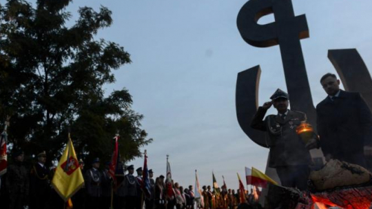 Powstaniec z pułku AK "Baszta" Jerzy Grzelak (2P) i wiceprezydent Warszawy Marcin Wojdat (P) podczas uroczystego wygaszenia symbolicznego płomienia na Kopcu Powstania. Fot. PAP/J. Kamiński 
