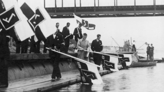 Flagi ze znakiem Rodła używanym przez Związek Polaków w Niemczech - II Światowy Zjazd Polaków z Zagranicy w Warszawie. 1934 r. Fot. NAC