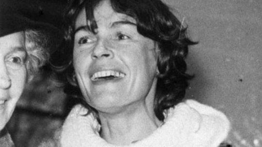 Wanda Rutkiewicz po przylocie do kraju po zdobyciu szczytu Mount Everest. Fot. PAP/CAF/Reprodukcja 