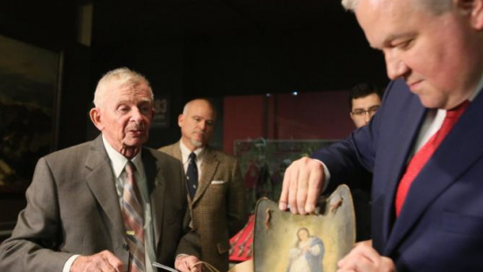 Uroczyste przekazanie dyrektorowi Muzeum Wojska Polskiego dr. Adamowi Buławie (P) XVIII-wiecznego ryngrafu ze zbiorów prywatnych Tadeusza Szczechowiaka (L). Fot. PAP/L. Szymański 