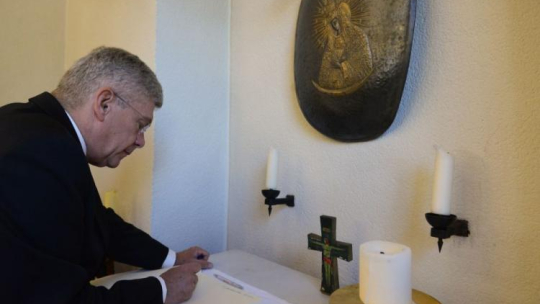 Marszałek Senatu RP Stanisław Karczewski wpisuje się do księgi pamiątkowej w Katedrze Św. Ursyna w Solurze. Fot. PAP/J. Kamiński