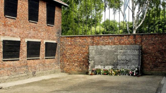 Ściana Straceń na terenie b. niemieckiego nazistowskiego obozu koncentracyjnego i zagłady Auschwitz. Fot. PAP/J. Ochoński