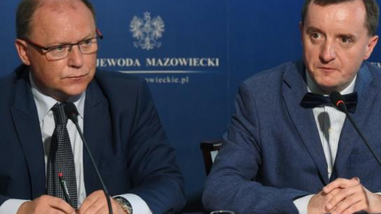 Wojewoda mazowiecki Zdzisław Sipiera (L) i mazowiecki wojewódzki konserwator zabytków Jakub Lewicki. 08.2017. Fot. PAP/R. Pietruszka 