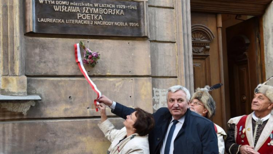 Przyjaciele noblistki Elżbieta i Jan Pindlowie podczas uroczystości odsłonięcia tablicy upamiętniającej Wisławę Szymborską na rodzinnym domu pisarki w Krakowie. Fot. PAP/J. Bednarczyk 