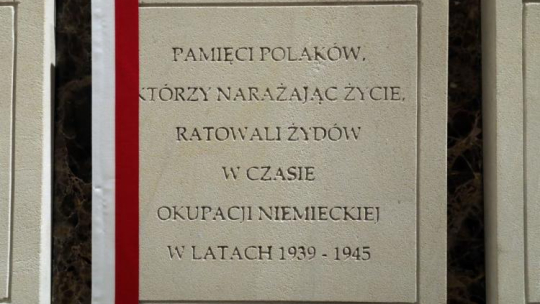 Tablica poświęcona Polakom, którzy ratowali Żydów. Fot. PAP/T. Gzell